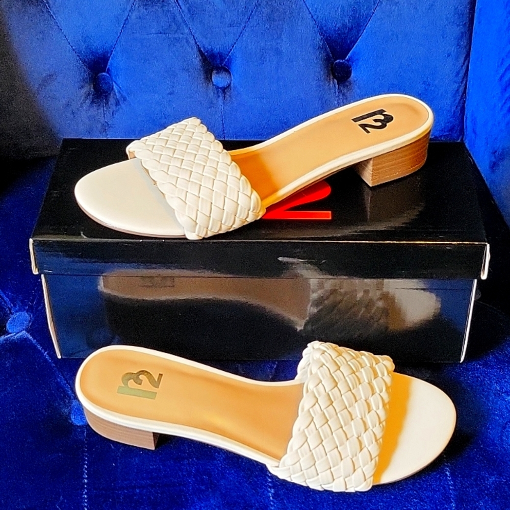R2 Cassee off white woven sandals. Size women's 8